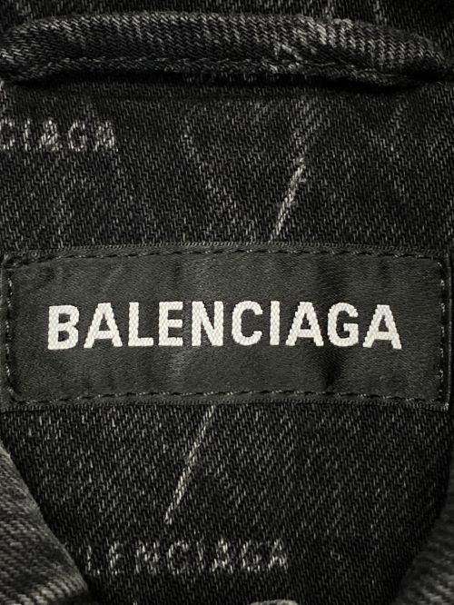 BALENCIAGA（バレンシアガ）BALENCIAGA (バレンシアガ) オールオーバーロゴデニムコート ブラック サイズ:44の古着・服飾アイテム