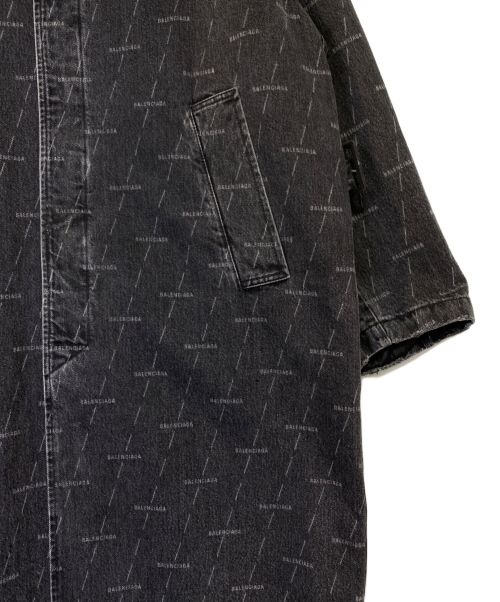 BALENCIAGA（バレンシアガ）BALENCIAGA (バレンシアガ) オールオーバーロゴデニムコート ブラック サイズ:44の古着・服飾アイテム