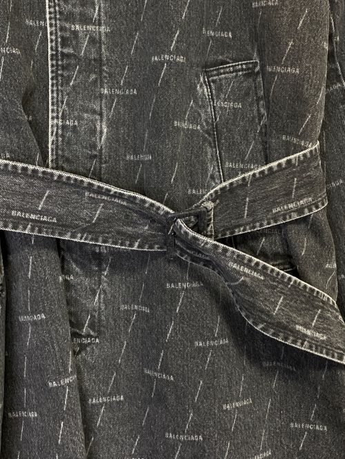 BALENCIAGA（バレンシアガ）BALENCIAGA (バレンシアガ) オールオーバーロゴデニムコート ブラック サイズ:44の古着・服飾アイテム