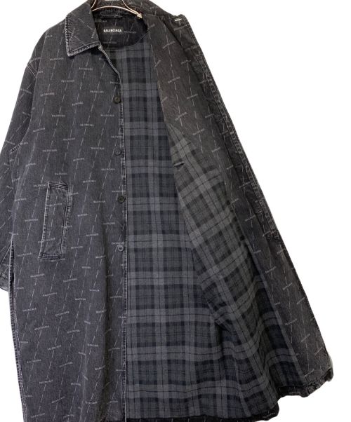 BALENCIAGA（バレンシアガ）BALENCIAGA (バレンシアガ) オールオーバーロゴデニムコート ブラック サイズ:44の古着・服飾アイテム