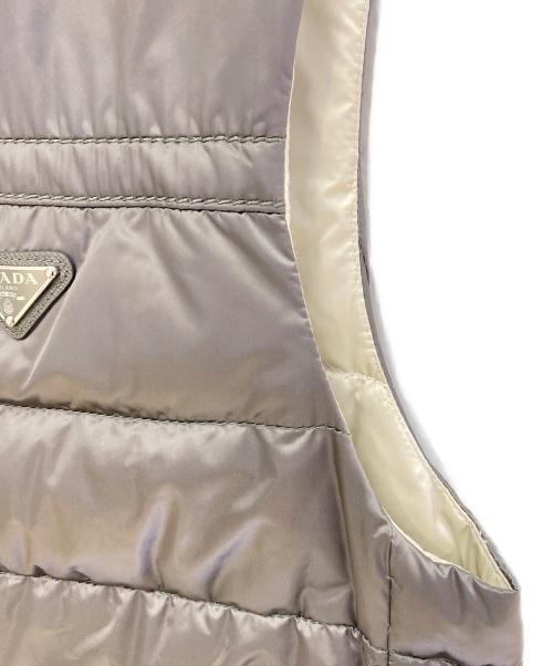 PRADA（プラダ）PRADA (プラダ) ロゴプレートダウンベスト グレー サイズ:40の古着・服飾アイテム