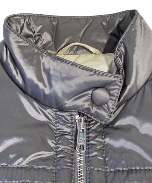 PRADA（プラダ）PRADA (プラダ) ロゴプレートダウンベスト グレー サイズ:40の古着・服飾アイテム
