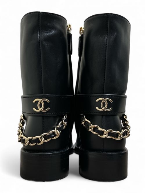 CHANEL（シャネル）CHANEL (シャネル) ココマークサイドジップチェーンブーツ ブラック×ゴールド サイズ:38の古着・服飾アイテム