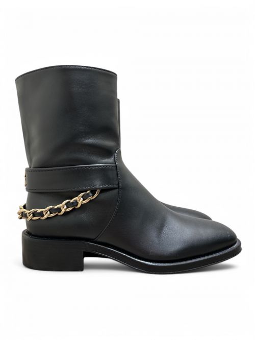 CHANEL（シャネル）CHANEL (シャネル) ココマークサイドジップチェーンブーツ ブラック×ゴールド サイズ:38の古着・服飾アイテム
