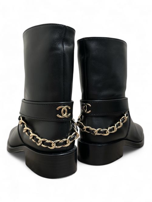 CHANEL（シャネル）CHANEL (シャネル) ココマークサイドジップチェーンブーツ ブラック×ゴールド サイズ:38の古着・服飾アイテム