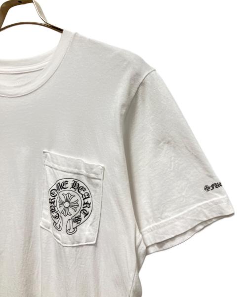 CHROME HEARTS（クロムハーツ）CHROME HEARTS (クロムハーツ) Horseshoe Back Logo Print Short-Sleeved T-Shirt/ホースシュー バックロゴプリント 半袖Tシャツ/ポケットTシャツ ホワイト サイズ:Mの古着・服飾アイテム