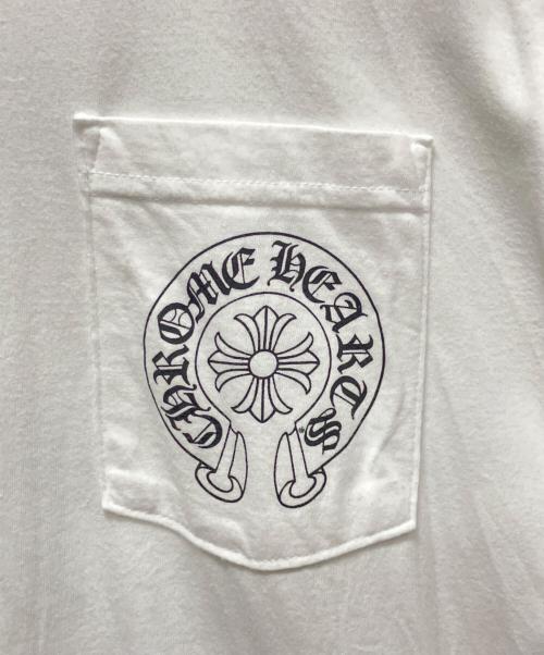 CHROME HEARTS（クロムハーツ）CHROME HEARTS (クロムハーツ) Horseshoe Back Logo Print Short-Sleeved T-Shirt/ホースシュー バックロゴプリント 半袖Tシャツ/ポケットTシャツ ホワイト サイズ:Mの古着・服飾アイテム
