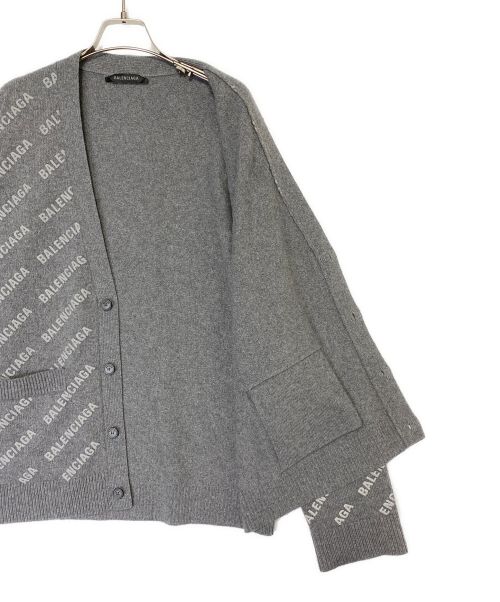 BALENCIAGA（バレンシアガ）BALENCIAGA (バレンシアガ) オールオーバーロゴカーディガン グレー サイズ:Lの古着・服飾アイテム