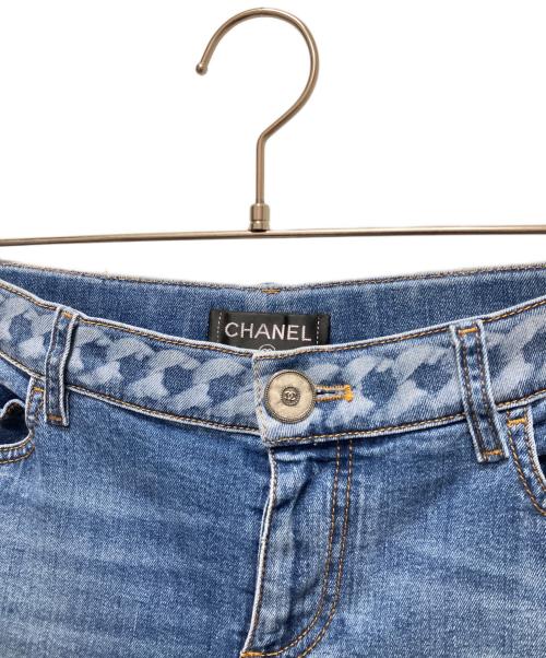 CHANEL（シャネル）CHANEL (シャネル) P60 ココボタン サイドチェーンプリント デニムパンツ ブルー サイズ:40の古着・服飾アイテム
