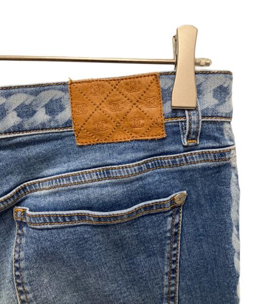 CHANEL（シャネル）CHANEL (シャネル) P60 ココボタン サイドチェーンプリント デニムパンツ ブルー サイズ:40の古着・服飾アイテム