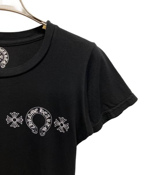 CHROME HEARTS（クロムハーツ）CHROME HEARTS (クロムハーツ) Horseshoe Scroll Label Print T-Shirt/ホースシュー スクロールラベル プリント Tシャツ ブラック サイズ:Sの古着・服飾アイテム
