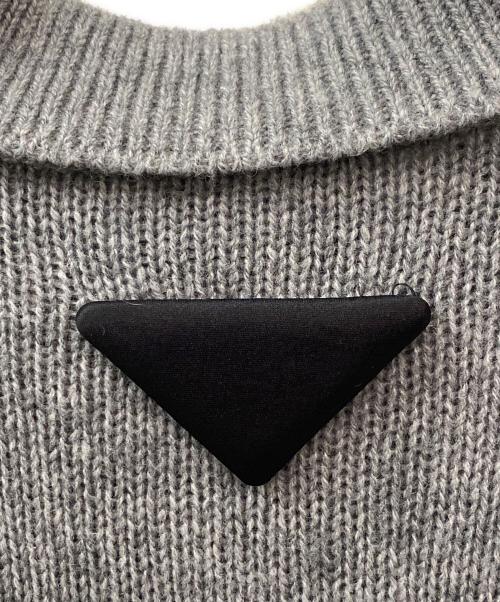 PRADA（プラダ）PRADA (プラダ) トライアングルロゴニットポロシャツ グレー サイズ:Lの古着・服飾アイテム