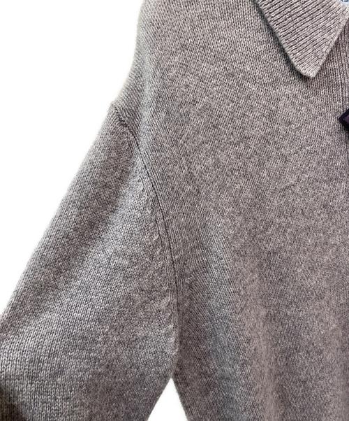 PRADA（プラダ）PRADA (プラダ) トライアングルロゴニットポロシャツ グレー サイズ:Lの古着・服飾アイテム