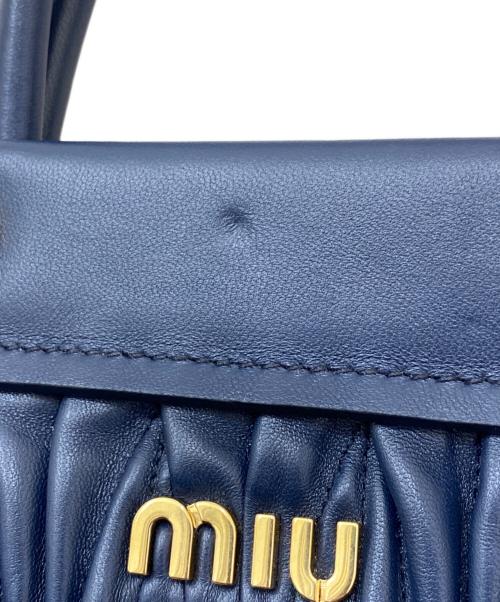 MIU MIU（ミュウミュウ）MIU MIU (ミュウミュウ) マテラッセ2WAYハンドバッグ ネイビーの古着・服飾アイテム