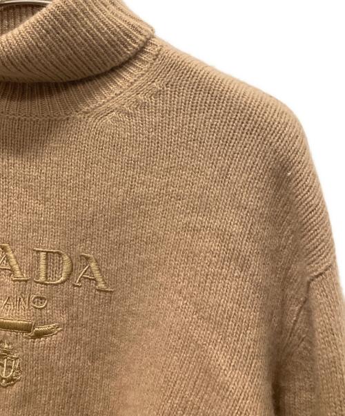 PRADA（プラダ）PRADA (プラダ) 23AW ロゴエンブㇿダイリ― ハイネックニット プルオーバー ブラウン サイズ:38の古着・服飾アイテム