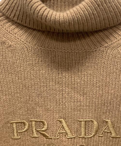 PRADA（プラダ）PRADA (プラダ) 23AW ロゴエンブㇿダイリ― ハイネックニット プルオーバー ブラウン サイズ:38の古着・服飾アイテム