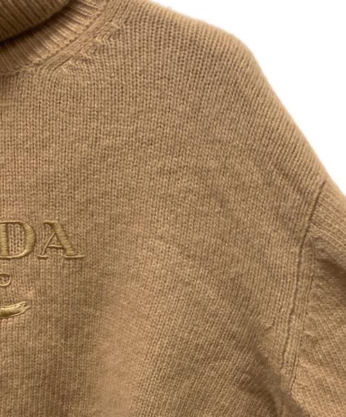 PRADA（プラダ）PRADA (プラダ) 23AW ロゴエンブㇿダイリ― ハイネックニット プルオーバー ブラウン サイズ:38の古着・服飾アイテム