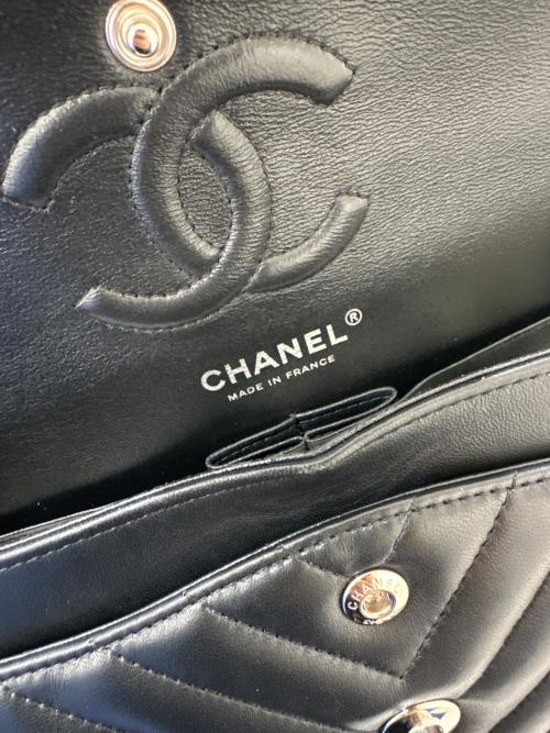 CHANEL（シャネル）CHANEL (シャネル) WフラップVステッチチェーンショルダーバッグ ブラック サイズ:23の古着・服飾アイテム