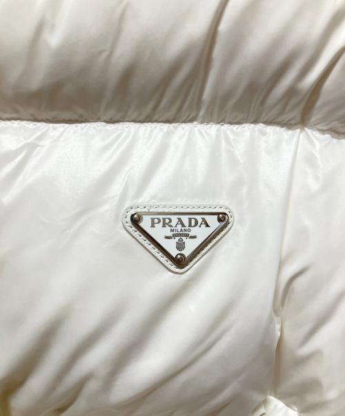 PRADA（プラダ）PRADA (プラダ) Re‑Nylon Convertible Cropped Down Jacket/ロゴプレートショートダウンジャケット　291973 S212 137 ホワイト サイズ:36の古着・服飾アイテム