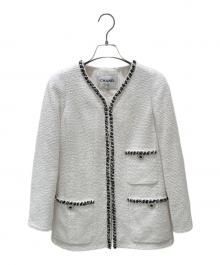 CHANEL（シャネル）の古着「P72 ライオンボタン／ライオンモチーフボタンノーカラーツイードジャケット」｜ホワイト