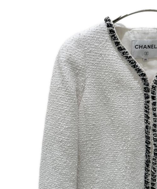 CHANEL（シャネル）CHANEL (シャネル) P72 ライオンボタン／ライオンモチーフボタンノーカラーツイードジャケット ホワイト サイズ:34の古着・服飾アイテム