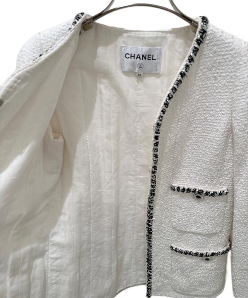 CHANEL（シャネル）CHANEL (シャネル) P72 ライオンボタン／ライオンモチーフボタンノーカラーツイードジャケット ホワイト サイズ:34の古着・服飾アイテム
