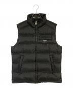 PRADAプラダ）の古着「ロゴプレートダウンベスト」｜ブラック