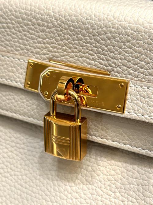 HERMES（エルメス）HERMES (エルメス) ケリー28 内縫い/ゴールド金具/トリヨンクレマンス/クレ/A刻印 クレ サイズ:28の古着・服飾アイテム
