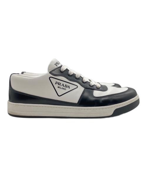 PRADA（プラダ）PRADA (プラダ) トライアングルロゴスニーカー/ローカットスニーカー ホワイト×ブラック サイズ:7 1/2の古着・服飾アイテム