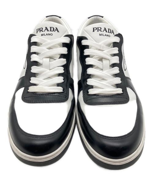 PRADA（プラダ）PRADA (プラダ) トライアングルロゴスニーカー/ローカットスニーカー ホワイト×ブラック サイズ:7 1/2の古着・服飾アイテム