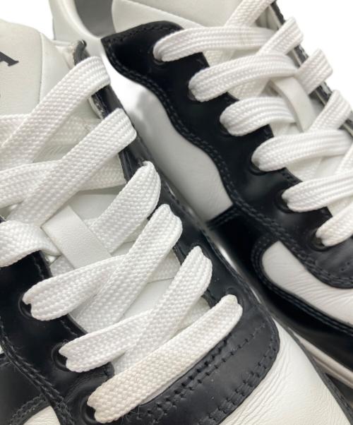 PRADA（プラダ）PRADA (プラダ) トライアングルロゴスニーカー/ローカットスニーカー ホワイト×ブラック サイズ:7 1/2の古着・服飾アイテム