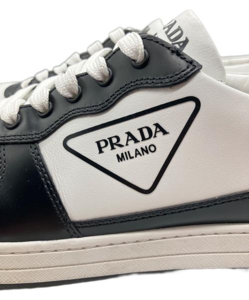 PRADA（プラダ）PRADA (プラダ) トライアングルロゴスニーカー/ローカットスニーカー ホワイト×ブラック サイズ:7 1/2の古着・服飾アイテム