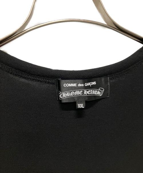CHROME HEARTS（クロムハーツ）CHROME HEARTS (クロムハーツ) COMME des GARCONS (コムデギャルソン) スクロールラベルロゴTシャツ ブラック サイズ:XXLの古着・服飾アイテム
