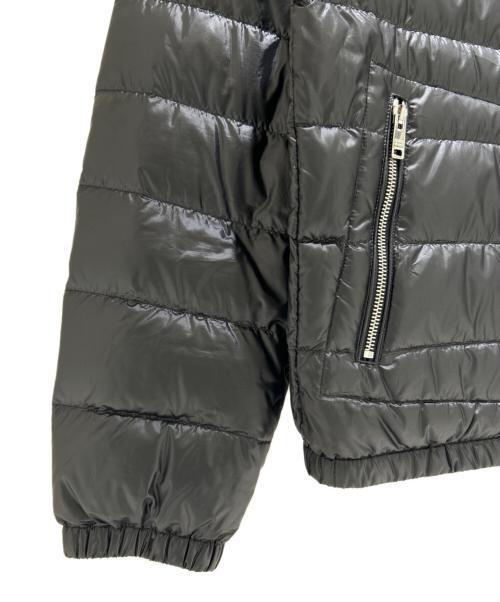 PRADA（プラダ）PRADA (プラダ) ロゴプレートダウンジャケット SGA506 R151 11HU ブラック サイズ:54の古着・服飾アイテム