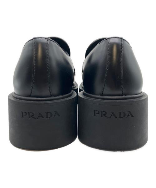 PRADA（プラダ）PRADA (プラダ) モノリスブラッシュドレザーローファー ブラック サイズ:7〜8の古着・服飾アイテム