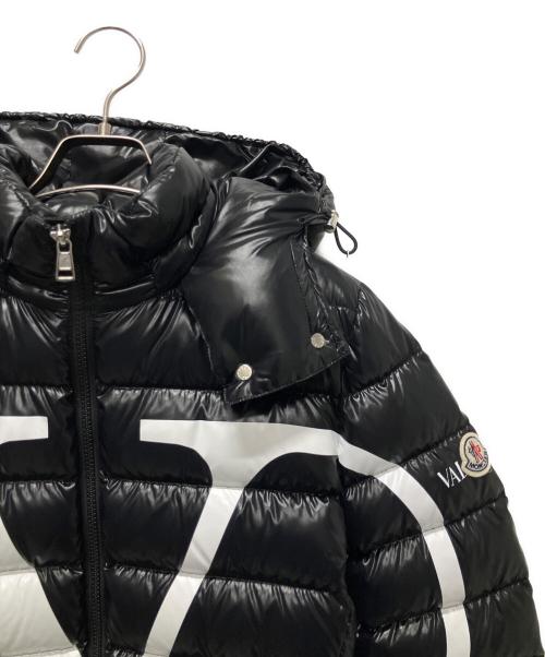 MONCLER（モンクレール）MONCLER (モンクレール) VALENTINO (ヴァレンティノ) ロゴプリント コラボダウンジャケット ブラック サイズ:40の古着・服飾アイテム