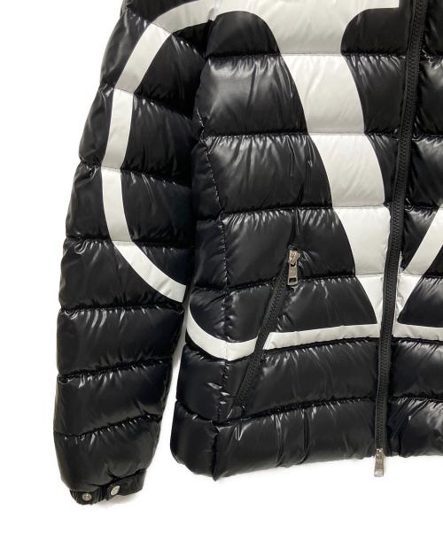 MONCLER（モンクレール）MONCLER (モンクレール) VALENTINO (ヴァレンティノ) ロゴプリント コラボダウンジャケット ブラック サイズ:40の古着・服飾アイテム