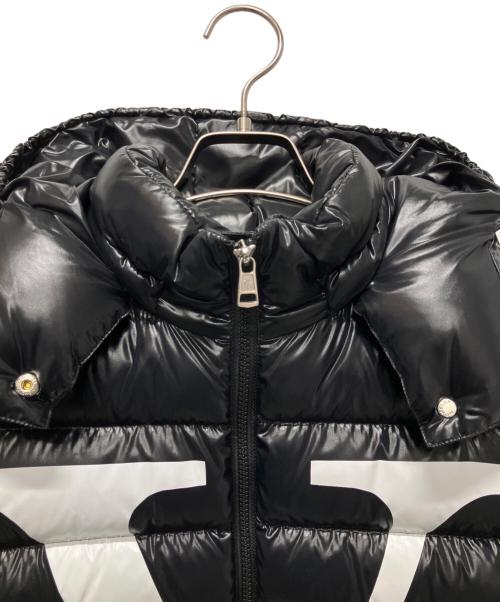 MONCLER（モンクレール）MONCLER (モンクレール) VALENTINO (ヴァレンティノ) ロゴプリント コラボダウンジャケット ブラック サイズ:40の古着・服飾アイテム