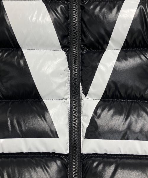 MONCLER（モンクレール）MONCLER (モンクレール) VALENTINO (ヴァレンティノ) ロゴプリント コラボダウンジャケット ブラック サイズ:40の古着・服飾アイテム