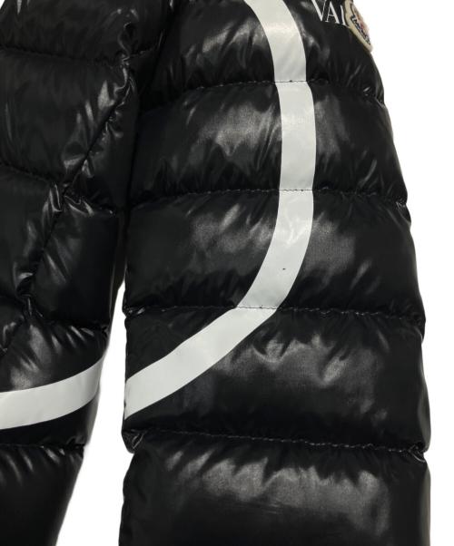 MONCLER（モンクレール）MONCLER (モンクレール) VALENTINO (ヴァレンティノ) ロゴプリント コラボダウンジャケット ブラック サイズ:40の古着・服飾アイテム