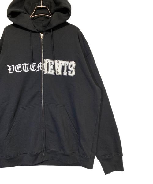 VETEMENTS（ヴェトモン）VETEMENTS (ヴェトモン) Vertical Cut-Up Logo Zip-Up Hoodie ブラック サイズ:XLの古着・服飾アイテム