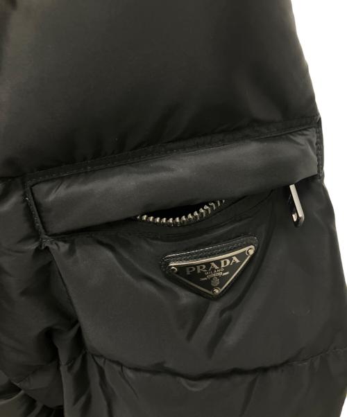 PRADA（プラダ）PRADA (プラダ) プレートデザイン フーデットダウンジャケット ブラック サイズ:46の古着・服飾アイテム