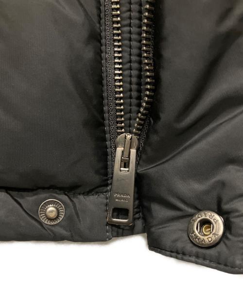 PRADA（プラダ）PRADA (プラダ) プレートデザイン フーデットダウンジャケット ブラック サイズ:46の古着・服飾アイテム