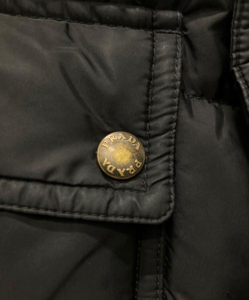 PRADA（プラダ）PRADA (プラダ) プレートデザイン フーデットダウンジャケット ブラック サイズ:46の古着・服飾アイテム