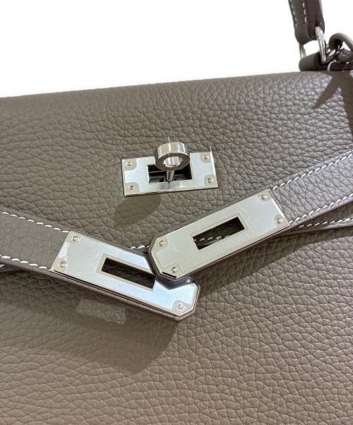 HERMES（エルメス）HERMES (エルメス) ケリー28/内縫い/シルバー金具/トリヨンクレマンス/B:2023年 エトゥープ サイズ:28の古着・服飾アイテム