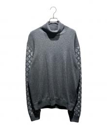 LOUIS VUITTON（ルイ ヴィトン）の古着「モノグラムスリーブタートルネックニット」｜グレー