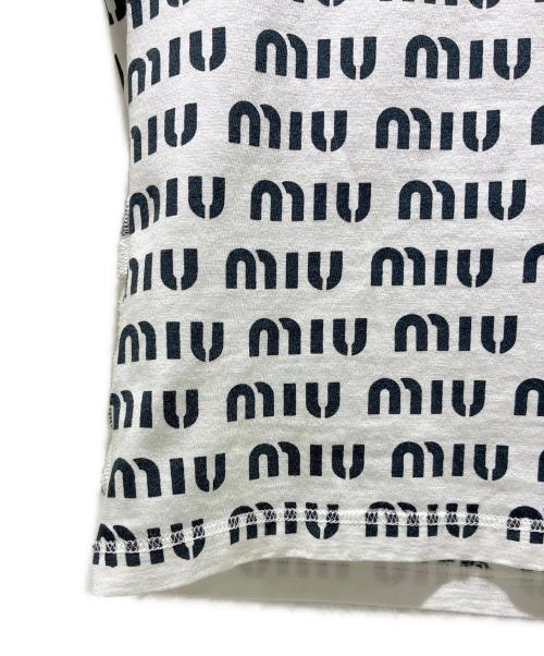 MIU MIU（ミュウミュウ）MIU MIU (ミュウミュウ) MIUMIU シグネチャーロゴ オールプリント インサイドアウトカットソー ホワイト サイズ:XSの古着・服飾アイテム