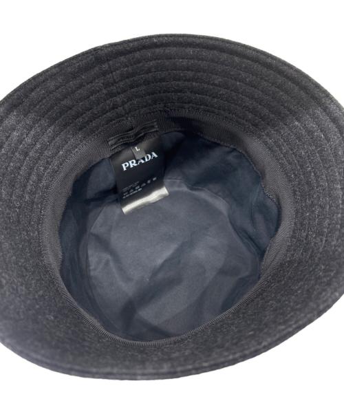 PRADA（プラダ）PRADA (プラダ) PRADA Triangle Logo Bucket Hat/ロゴプレートウールハット グレー サイズ:Lの古着・服飾アイテム