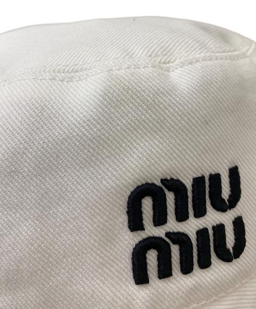 MIU MIU（ミュウミュウ）MIU MIU (ミュウミュウ) ロゴハット ホワイト サイズ:Lの古着・服飾アイテム