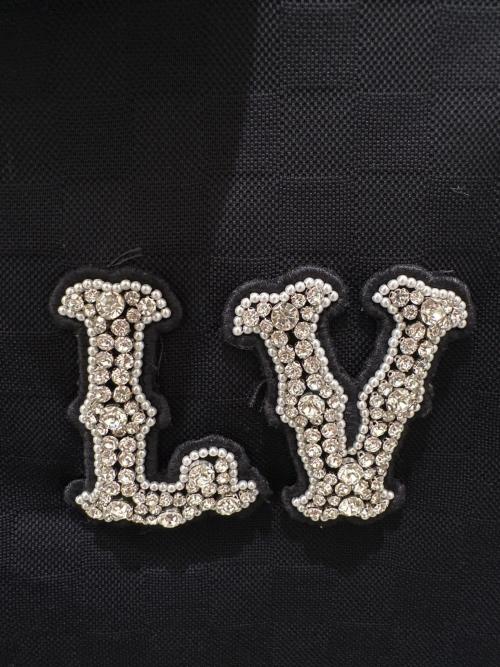 LOUIS VUITTON（ルイ ヴィトン）LOUIS VUITTON (ルイ ヴィトン) LVロゴビジューワッペン ポロシャツ ブラック サイズ:Mの古着・服飾アイテム